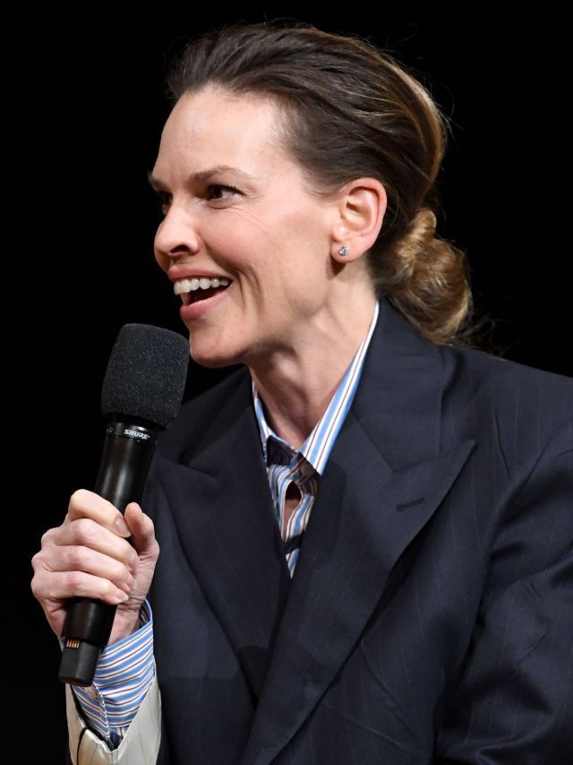 Hilary Swank diz que acertou ao ser mãe com 48 anos